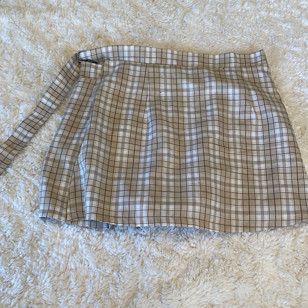 Cute brown skirt with a small belt on the side🌟